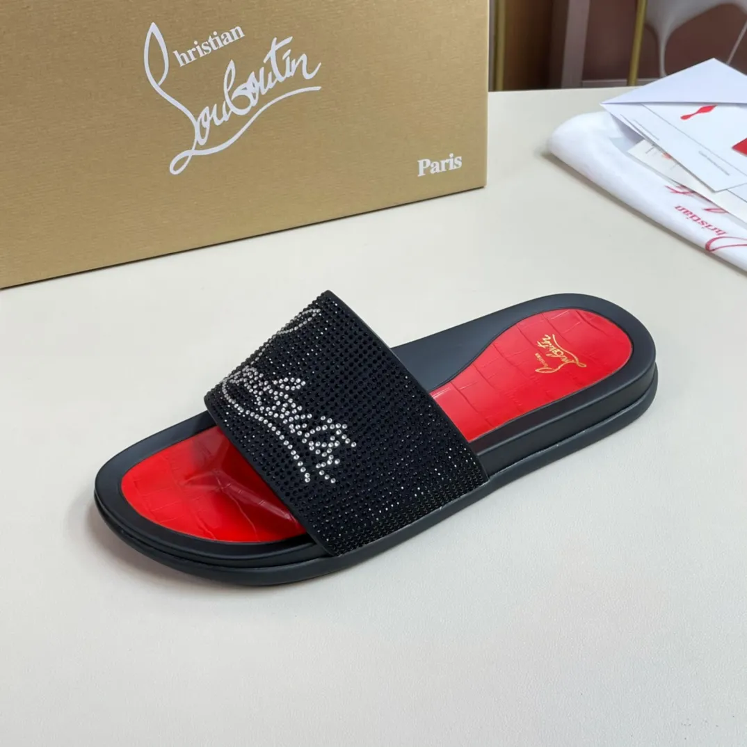 [CL red sole shoes] P: 340💰 size 38-45 Men’s classic slippers, made on the official website 1:1, the original factory specializes in original materials ➖ OEM 3D printed patterns, all hand-made with hot-drilled diamonds ➖ Ultra-light anti-slip outsole. Super fashionable and super comfortable, handsome on the feet, a must-have for men in summer! !